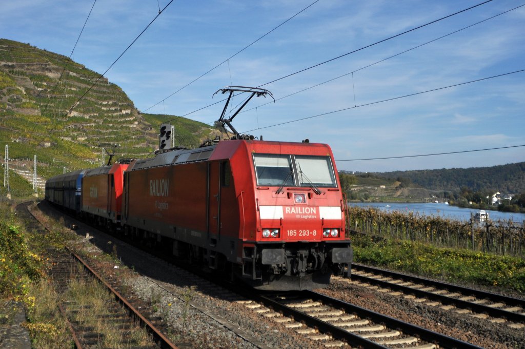 DB Schenker Rail 185 293 und 185 XXX mit PKP-Cargo Kohlezug in Richtung Trier (Winningen/Mosel, 03.10.11).