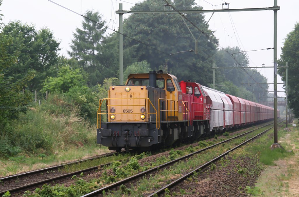 DB Schenker Rail 6505 und 6516 sind am 4. Juli 2010 mit einem Kalkzug bei Elsloo unterwegs. Beide loks tragen noch immer das Logo der Railion.