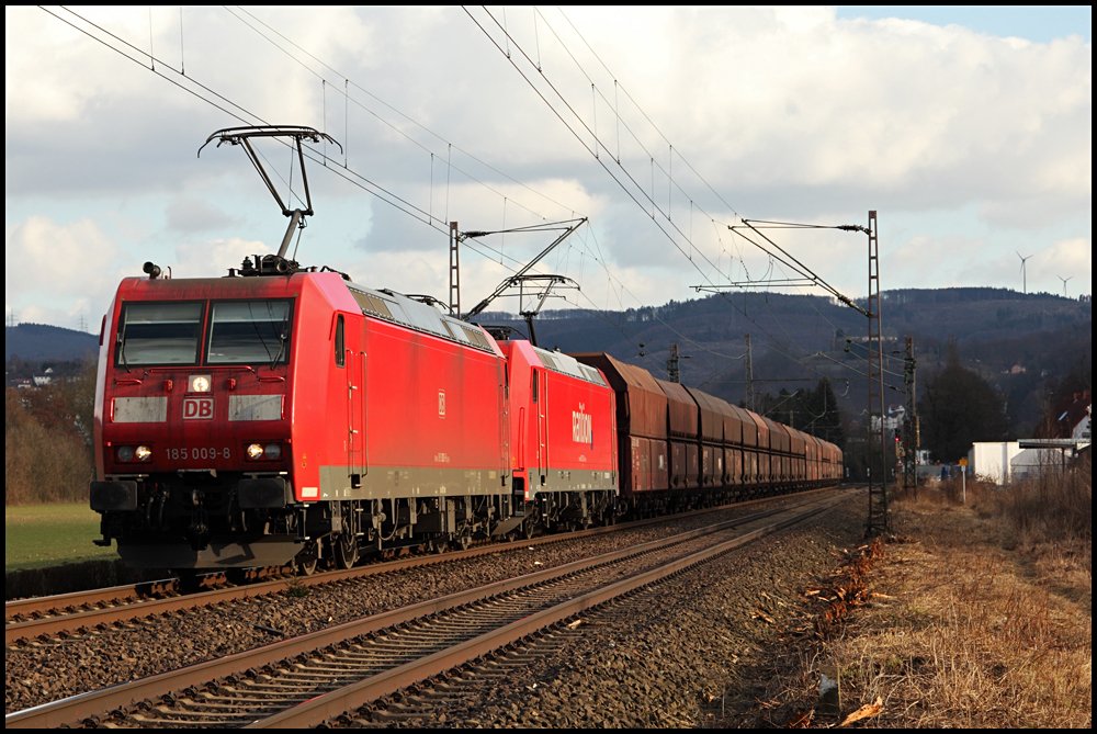 DB SCHENKER und RaiLioN am Zug: Whrend am 02.03.2010 zwei 189er den Kohleleerzug, Grokotzenburg - Rotterdam, bespannten wurden am 04.03.2010 die 185 009 (9180 6185 009-8 D-DB), trgt das  neue  DB-Logo, und 185 225 (9180 6185 225-0 D-DB), trgt noch das alte RaiLioN-Logo, fr diese Dienste eingeteilt. 

