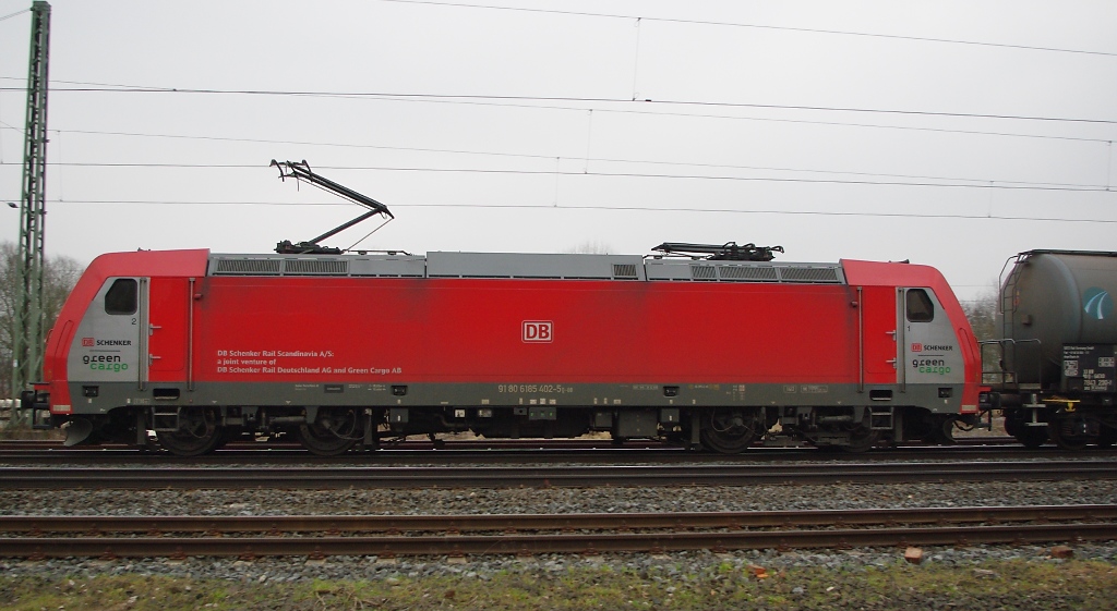 DB Schenkers Green Cargo Lok: 185 402-5 mal im Seitenprofil. Hier auf der Fahrt mit gem. Gz in Richtung Norden in Eschwege West. Aufgneommen am 19.02.2011.