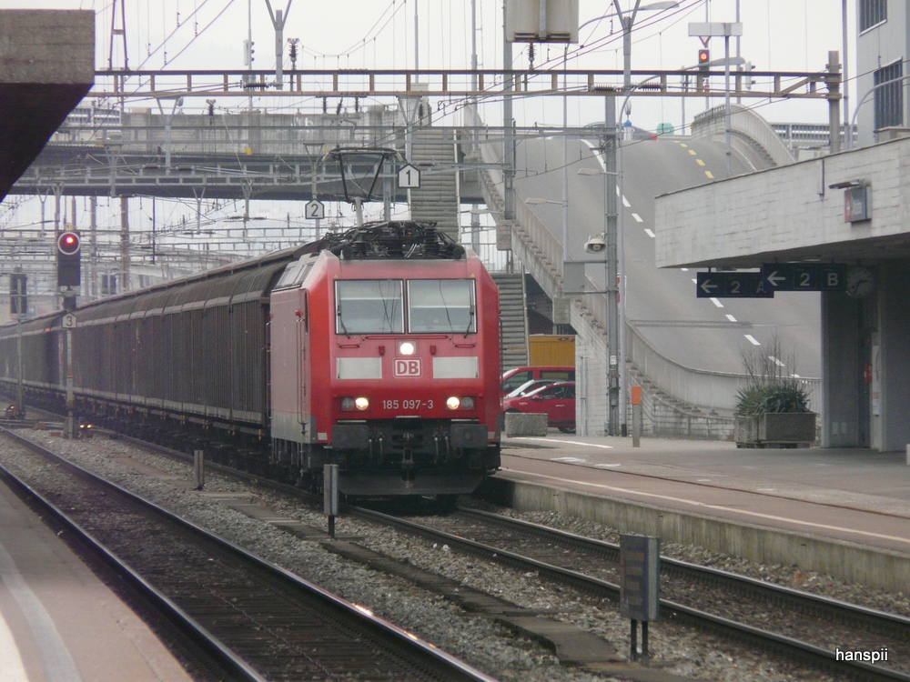 DB - Schnappschuss der 185 097-3 bei der durchfahrt im SBB Bahnhof Altstetten am 23.02.2013 
