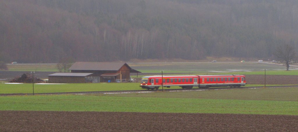 DB Sdostbayernbahn 628 572 als RB 27372 von Wasserburg (Inn) nach Mnchen Ost, bei Oberndorf; 13.01.2011