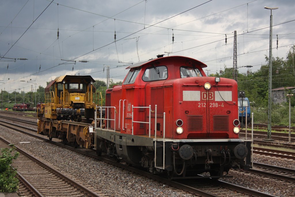 DB Services 212 298 am 16.6.12 mit einem SLW in Dsseldorf-Rath.