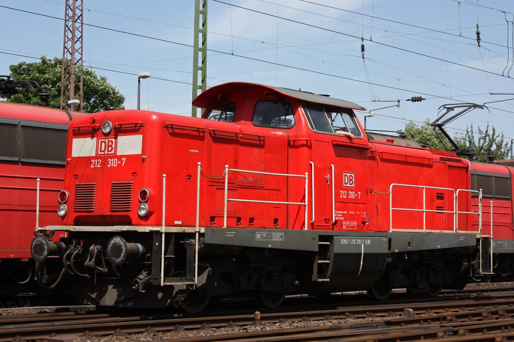 DB Services 212 310 am 28.6.12 als Lz in Dsseldorf-Rath.