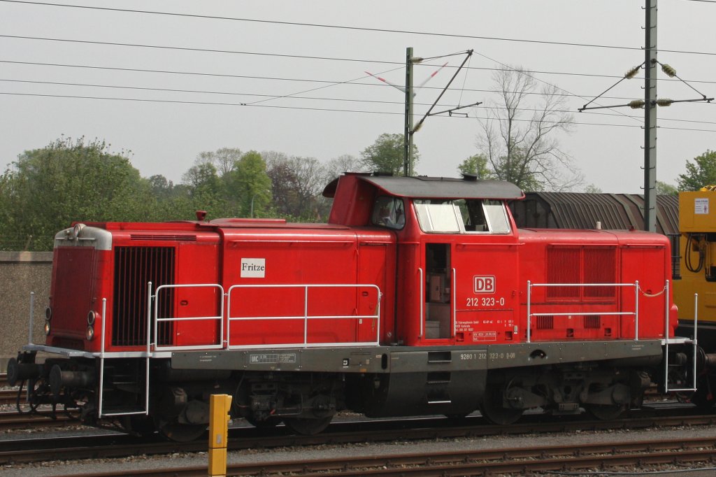 DB Services 212 323  Fritze  steht am 27.4.11 abfahrbereit in Bremerhaven.