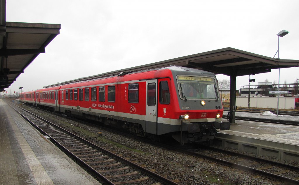 DB Sdostbayernbahn 628 556  Stadt Laufen  als RB 27087 von Landshut (Bay) Hbf nach Freilassing, in Mhldorf (Oberbay); 13.01.2011