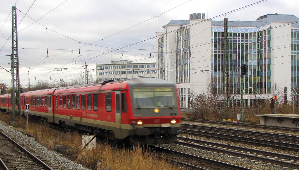 DB Sdostbayernbahn 628 585 (95 80 0628 585-1 D-DB) als RB 27156 von Burghausen (Oberbay) nach Mnchen Hbf, in Mnchen Heimeranplatz; 14.01.2011