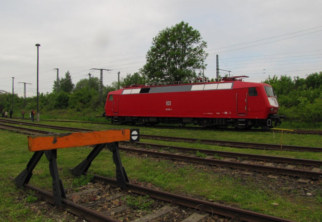 DB Systemtechnik 120 005-4 (ex 752 005-9) am 25.05.2013 beim 18. Eisenbahnfest unter dem Motto  DR E-Loktreffen  des Thringer Eisenbahnvereins im ehem. Bw Weimar.