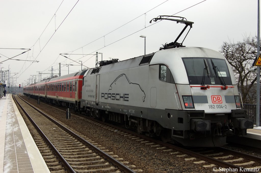 DB Taurus 182 004-2  Porsche  mit dem RE10 (RE 18459) nach Cottbus in Falkenberg(Elster). 19.02.2011