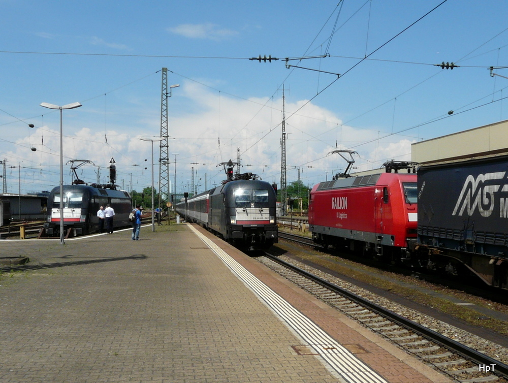 DB - Treffpunkt Bahnhof Basel Bad. mit der ES 64 U2-030 und der ES 64 U-067 vor Schnellzug sowie der 145 004-8 mit G�terzug am 19.05.2011