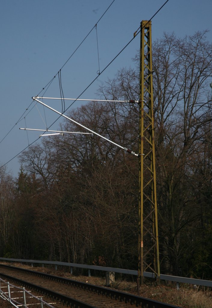DB trifft DR , alter Mast mit neuem Ausleger.
Der ehemalige DR Turmmast hat seine Tragseile verloren und fr die Zeit der Bauarbeiten einen neuen Ausleger erhalten.