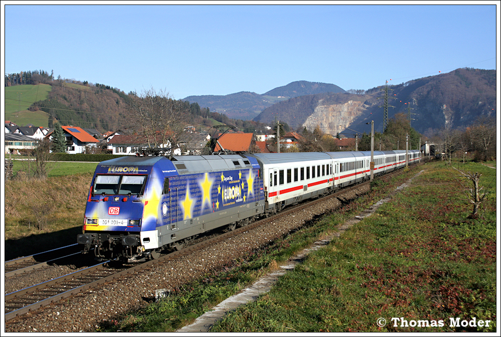 DB-Werbelok 101.101  EUROPA  fhrt mit IC 719 von Salzburg Hbf ber das Ennstal, den Schoberpass und die Sdbahn nach Graz Hbf. Aufgenommen kurz vor der Durchfahrt durch die Hst. Stbing, 14.11.2010