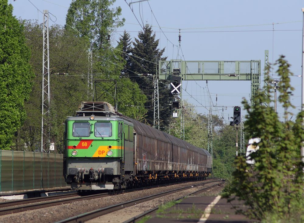 DB68, bzw. 142 130-4 der Deutschen Privatbahn GmbH/EBC Eisenbahnbetriebs- und Consulting GmbH mit einem Gterzug Richtung Koblenz bei der Durchfahrt in Knigswinter, 21.4.11