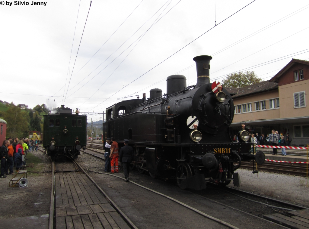 DBB (Dampfbahn Bern) ex. SMB Ec 4/5 11 am 14.10.2012 in Bauma anlsslich dem Fahrzeugtreffen des DVZO. Die Lok wurde 1911 erbaut und kam bei der SMB (Solothurn - Mnster - Bahn, spter RM, jetzt bls) zum Einsatz. Da sich jedoch das Verkehrsaufkommen der SMB in Grenzen hielt, blieb die Lok ein Einzelstck. 1932 wurde die SMB elektrifiziert, wodurch die Lok arbeitslos wurde. Bis 1966 blieb sie fahrdraht unabhngige Reserve bei den Vorgngerbahnen des RM. Danach wurde sie usserlich aufgearbeitet und wurde in Oberburg als Denkmallok aufgestellt. Ihr Schicksal schien somit besiegelt zu sein. 1986 bernahm die DBB diese Lok und berstellte sie ins Reichsbahn Aussberungswerk Meiningen, wo die Lok vllig berholt und wieder betriebsfhig gemacht wurde. Seither steht sie wieder vollumfnglich in Betrieb als Museumslok.
