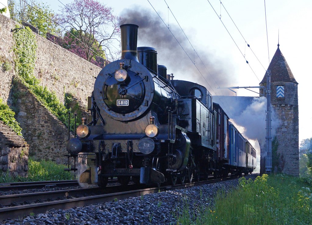 DBB: Eb 3/5 auf grosser Fahrt nach Vevey bei Grandson am 8. Mai 2013.
Foto: Walter Ruetsch