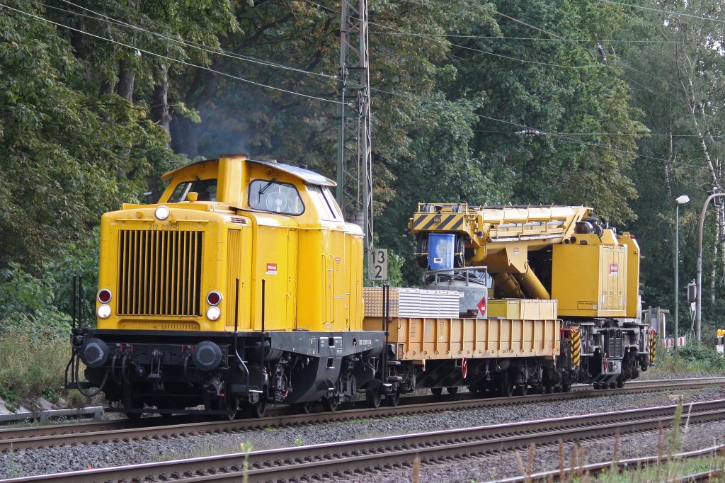 DBG/Bahnbaugruppe 212 097 am 5.9.12 mit einem Baukran auf dem Weg nach Duisburg-Entenfang bei der Durchfahrt durch Ratingen-Lintorf.