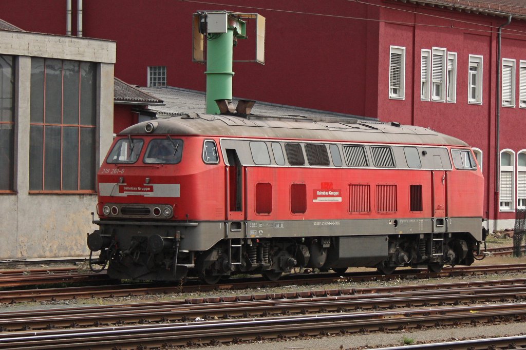 DBG/Bahnbaugruppe 218 261 am 15.8.12 kurz vor der Abfahrt in Wrzburg Hbf.