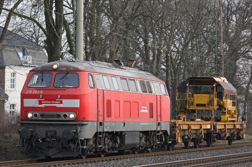 DBG/Bahnbaugruppe 218 261 am 20.3.12 mit einem SLW bei der Durchfahrt durch Ratingen-Lintorf.