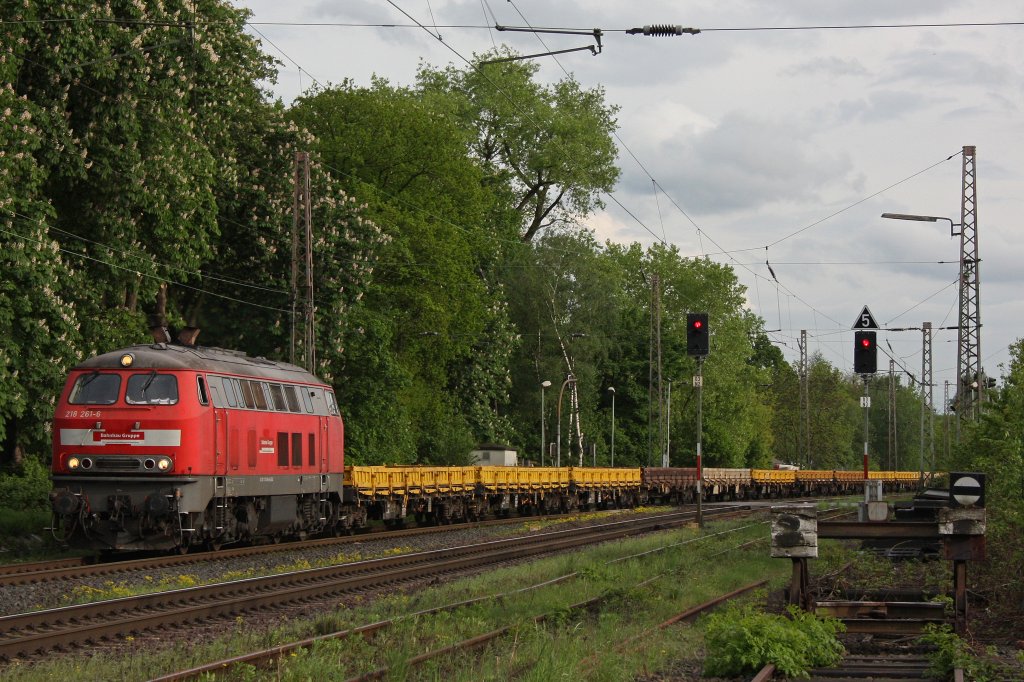 DBG/Bahnbaugruppe 218 261 am 9.5.12 mit einem Flachwagenzug in Ratingen-Lintorf.