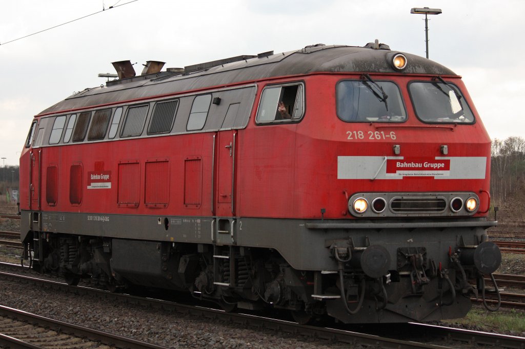 DBG/Bahnbaugruppe 218 261 hat am 30.3.12 das Bahnbaugruppen Gelnde verlassen und fhrt auf dem Gegengleis durch Duisburg-Bissingheim.