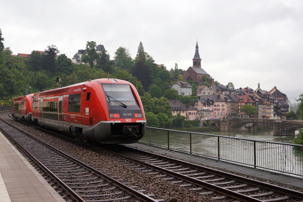 DB/Hochrheinbahn: RE 20723 mit DB-Doppeltraktion 641 016 bei Laufenburg/Baden am 31.5.2013
Foto: Walter Ruetsch