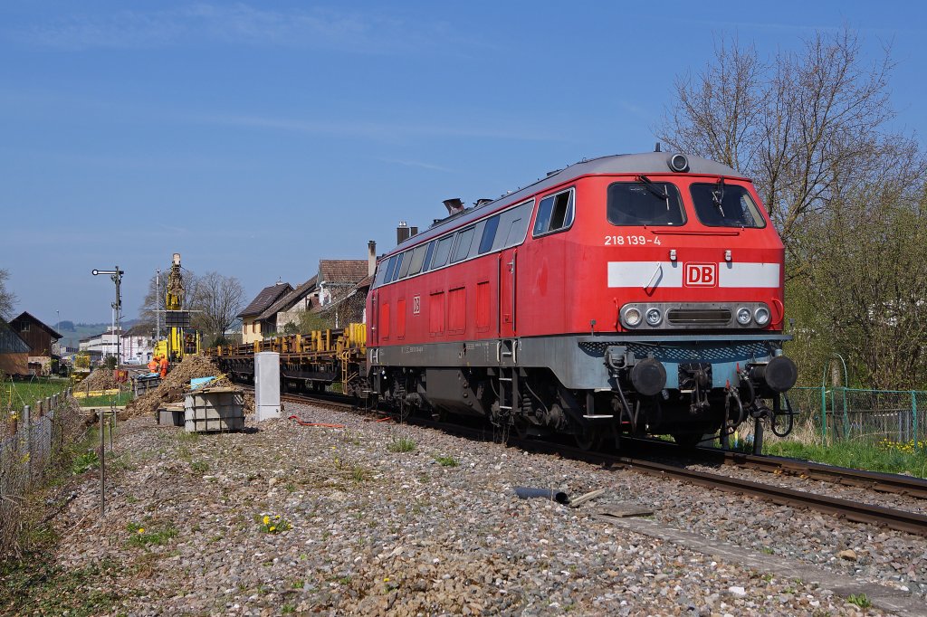 DB/Hochrheinbahn: Schienentransport mit 218 139-4 bei Wilchingen-Hallau am 24. April 2013.
Foto: Walter Ruetsch