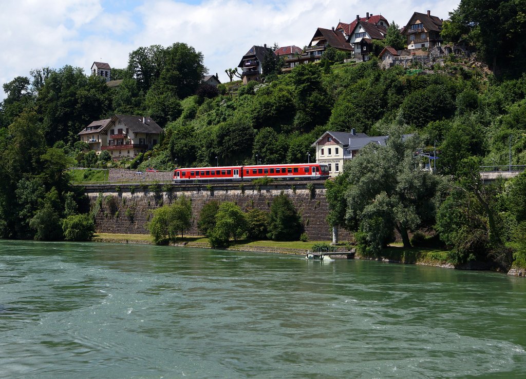 DB/Hochrheinbahn: Triebzug 928 703 mit RE 20722 bei Laufenburg (Baden) unterwegs am 21. Juni 2013.
Foto: Walter Ruetsch