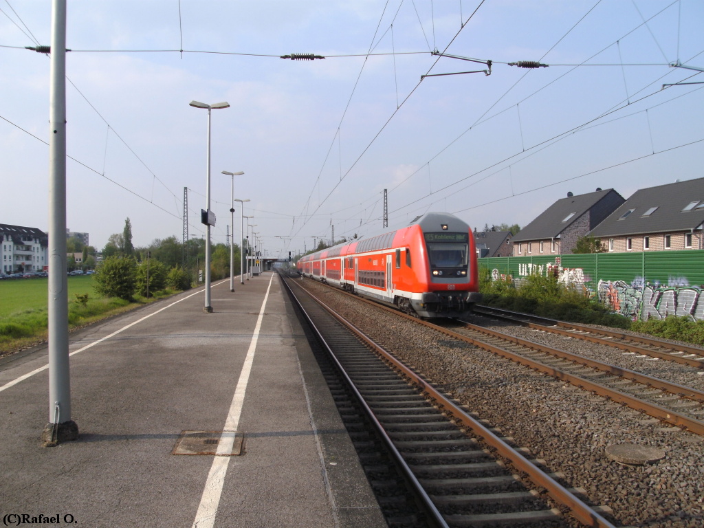 DBpbzf 766 auf dem RE5 bei der Durchfahrt in Duisburg-Rahm am 27.4.2010