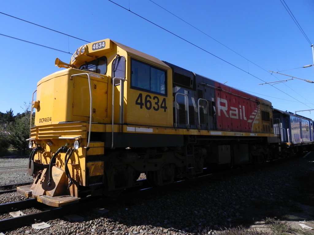DCP Class 4634 am 9.4.2012 als Zuglok des  Overlander  auf dem Weg von Wellington, der Hauptstadt Neuseelands, nach Auckland, der grten Stadt Neuseelands, beim Zwischenhalt in Ohakune. Der Overlander wurde inzwischend durch den Zug  Northern Explorer  ersetzt, der die 681 Kilometer schneller als der  Overlander  fhrt (10 Stunden zu 12 Stunden). 