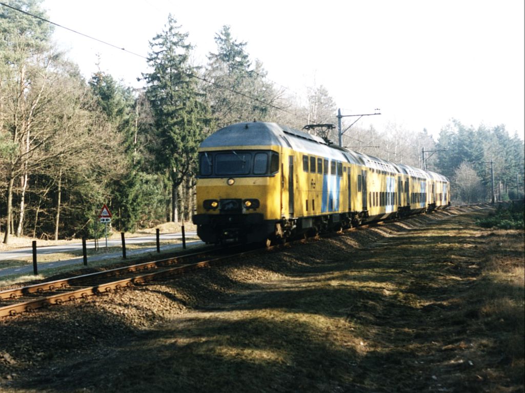 DD-AR 7800 mit Regionalzug Emmen-Zwolle bei Ommen am 23-2-2003. Bild und scan: Date Jan de Vries. 
