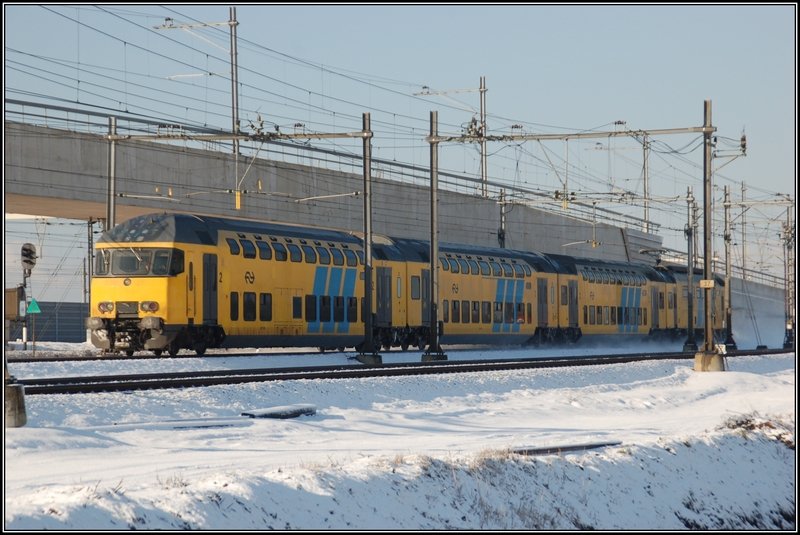 DD-AR 7812 fhrt als Schnellzug 2245 beim Rangierbahnhof Kijfhoek, zwischen Rotterdam und Dordrecht; 30. Januar 2010.