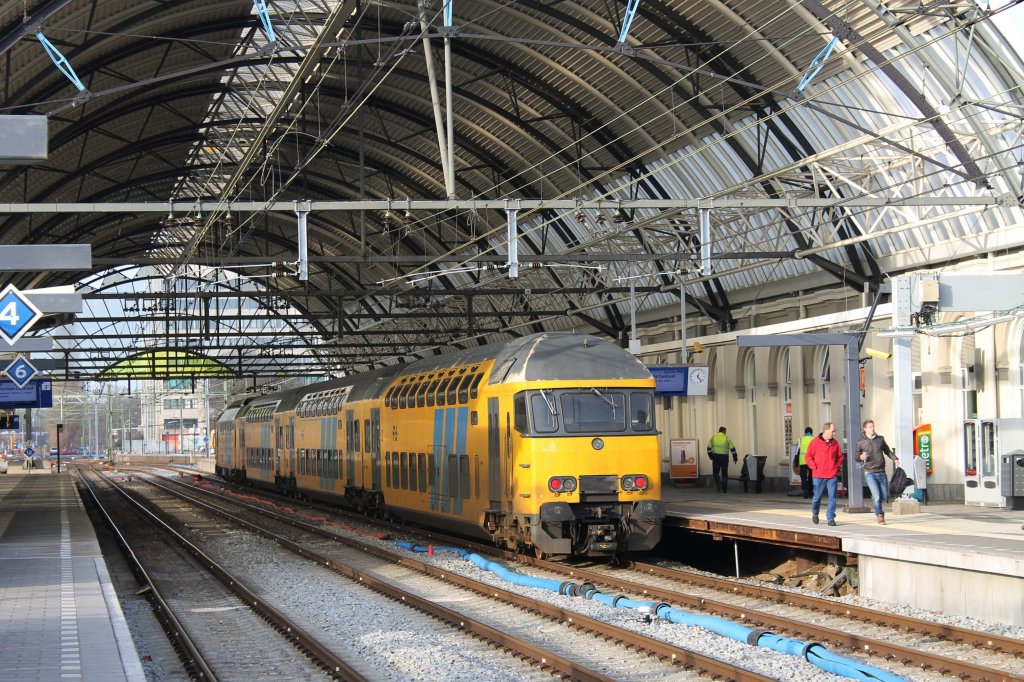 DD-AR mit Regionalzug 5642 Zwolle-Utrecht CS auf Bahnhof Zwolle am 20-12-2012.