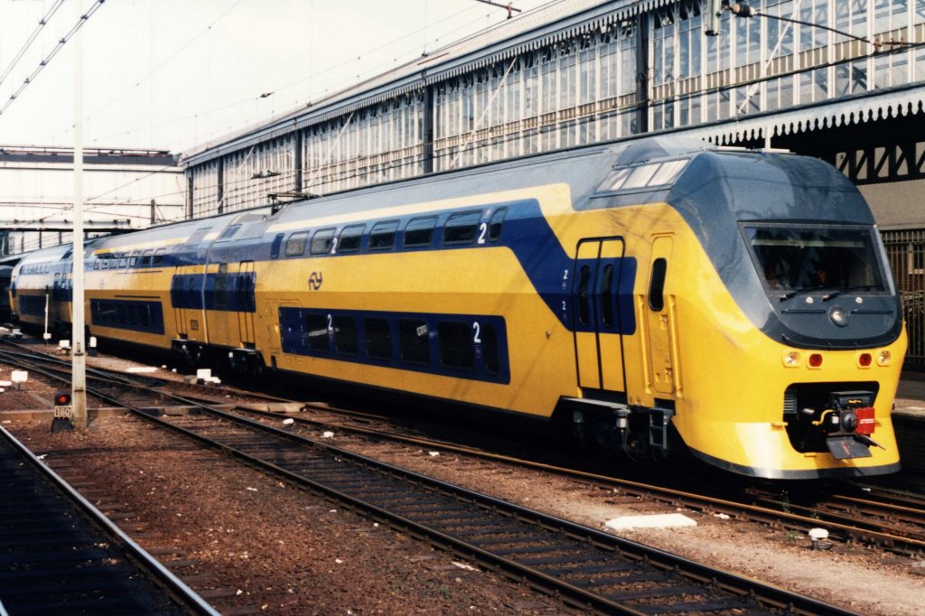 DD-IRM 8209 auf Bahnhof 's Hertogenbosch Station am 25-9-1994. Bild und scan: Date Jan de Vries.
