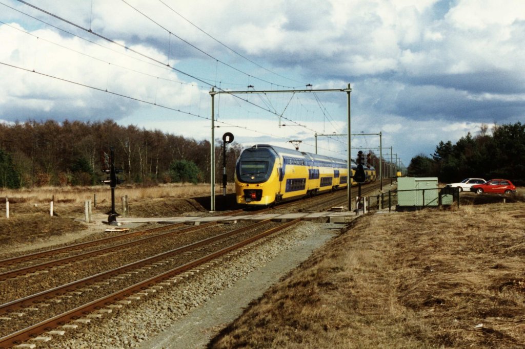 DD-IRM 8462 und 8219 mit IC 3056 Nijmegen-Den Helder bei Ginkel am 31-3-1996. Bild und scan: Date Jan de Vries.