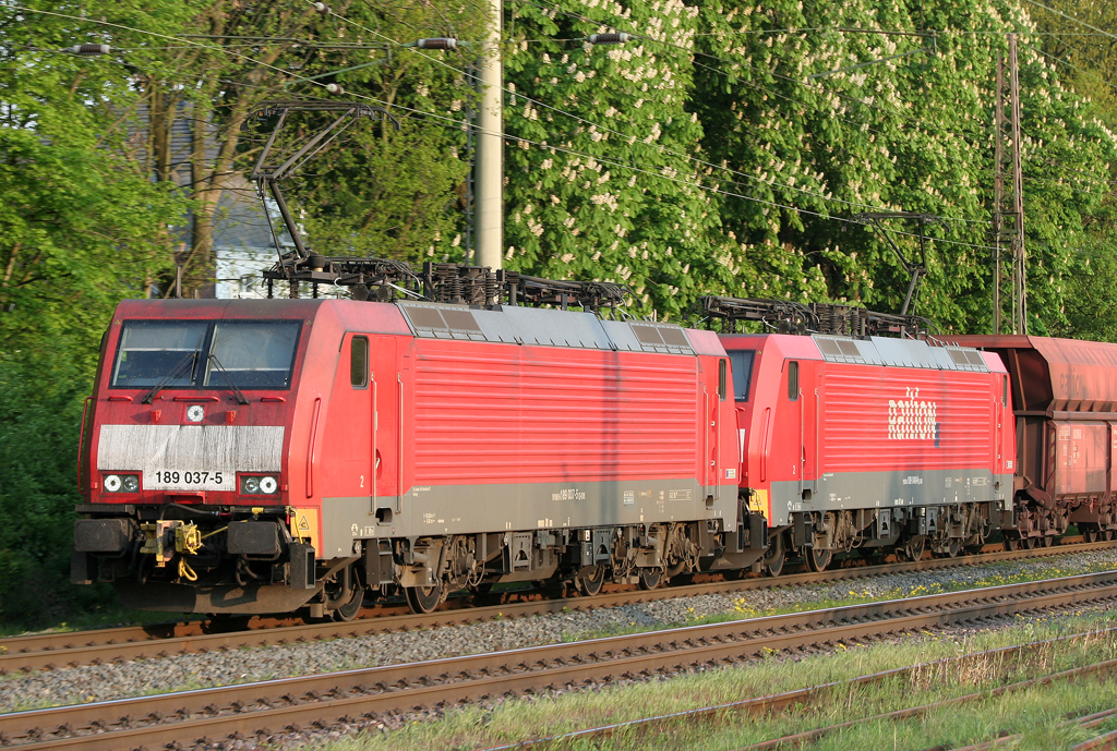 DDie 189 037-5 zieht in Doppeltraktion den Erzbomber durch Ratingen Lintorf am 20.04.2011