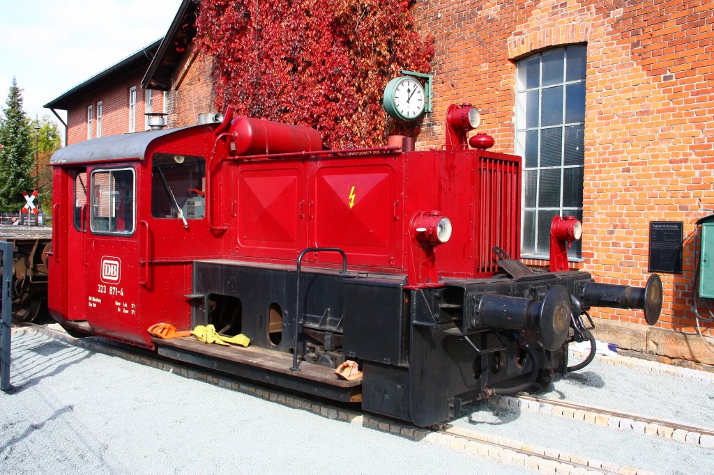 DDM Neuenmarkt-Wirsberg - 10/10/2012 : 323 871 rangiert an der Drehscheibe