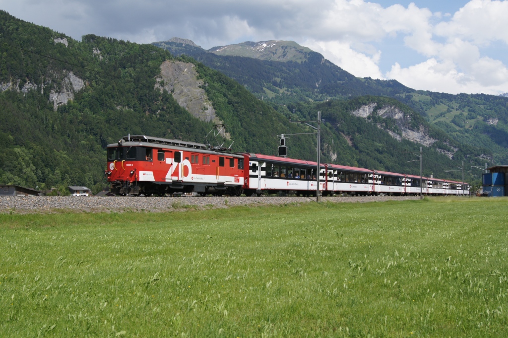 De 110 001-5 verlsst am 21.5.11 mit dem IR 2226 Meiringen in Richtung Interlaken Ost.