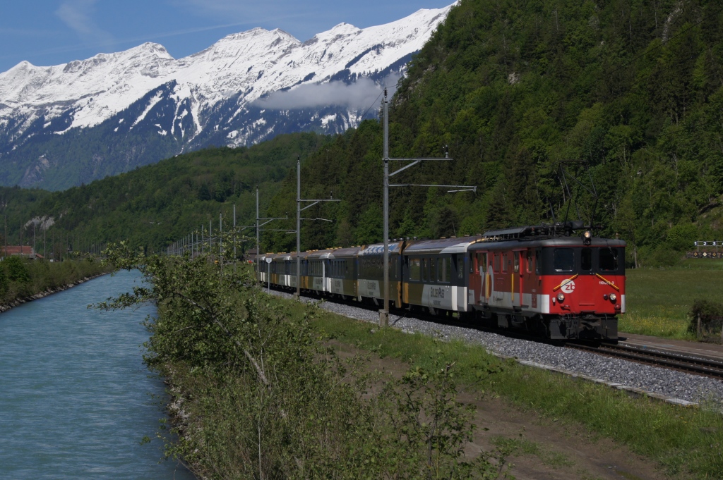 De 110 002-3 fhrt am 17.5.12 der Aare entlang von Brienzwiler Richtung Meiringen.