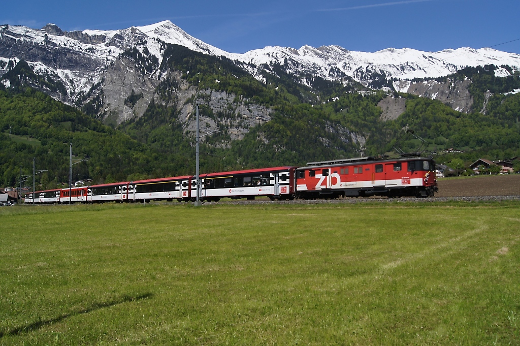 De 110 002-3 fhrt am 17.5.12 mit dem IR 2225 von Brienz Richtung Brienzwiler.