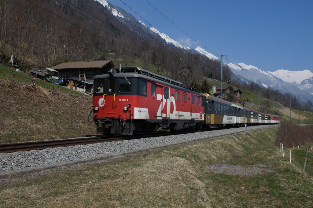 De 110 002-3 fhrt am 01.04.203 von Oberried Richtung Niederried.