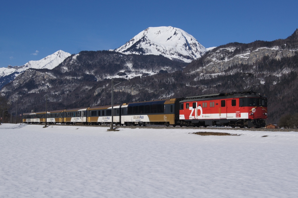De 110 002-3 nhert sich am 18.2.12 mit dem Golden Pass Panoramic Meiringen.