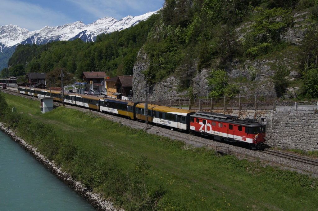 De 110 002-3 verlsst am 17.5.12 mit dem Golden Pass-IR 2221 den Bahnhof Brienzwiler.