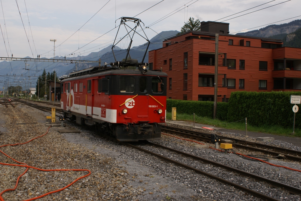De 110 003-1 rangiert am 20.8.10 in Meiringen.
