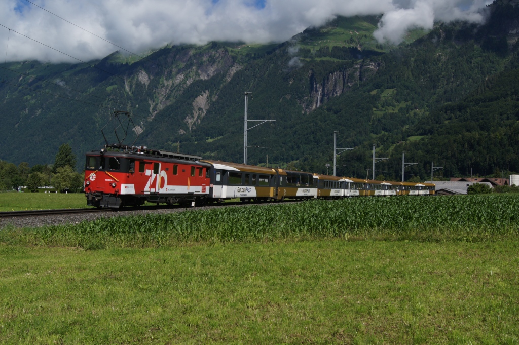De 110 003-1 verlsst am 27.6.12 mit dem IR 2217 Brienz.
