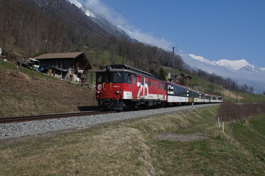 De 110 021-3 befindet sich am 01.04.2013 bei Niederried.