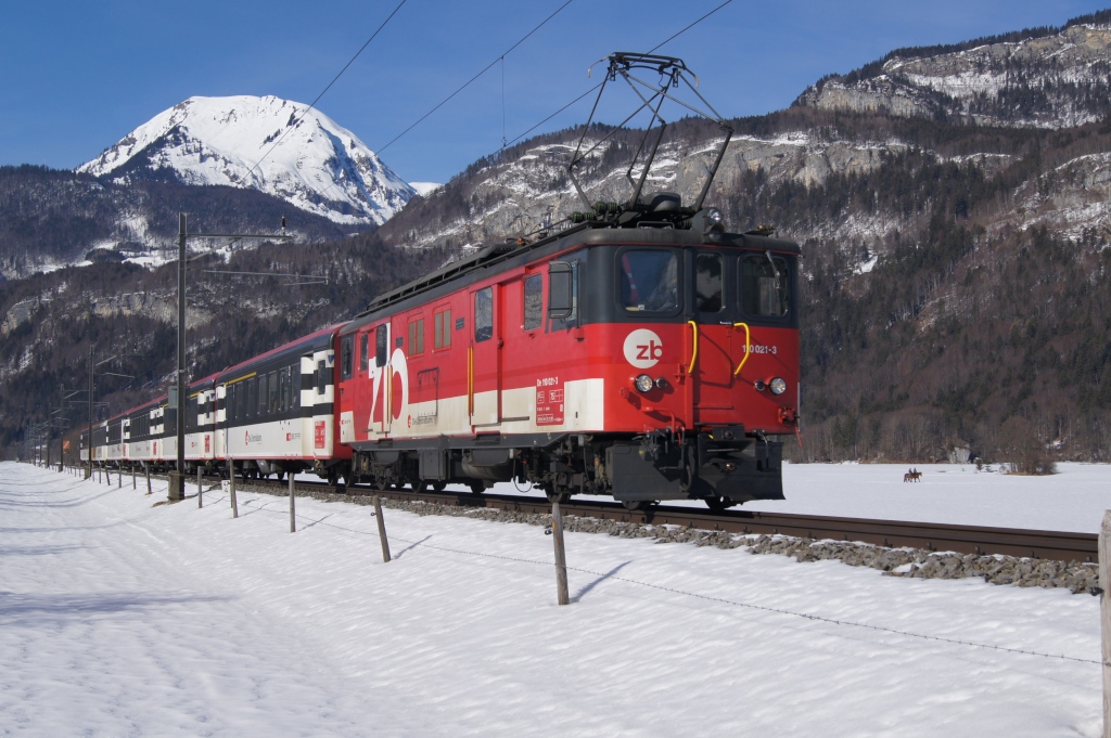 De 110 021-3 fhrt am 18.2.12 mit dem IR 2223 von Brienzwiler Richtung Meiringen.