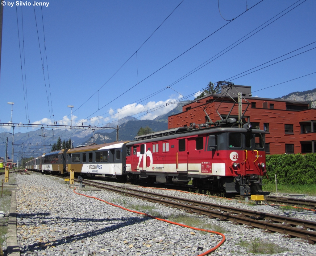 De 110 021-3 in Meiringen mit dem GoldenPass 2221. Dieser Gepcktriebwagen wurde 1942 als Fhe 4/6 905 abgelifert. In diesen 70 Jahren hat er bereits 5 Umzeichnungen und 2 Besitzerwechsel erlebt. Mit der Ablieferung der Adler-Triebzge drfte die ra der Gepcktriebwagen bei der Zentralbahn aber bald vorbei sein.