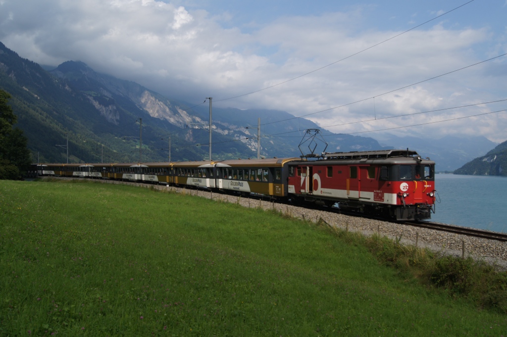 De 110 021-3 zieht am 31.7.11 den Goldenpass 2226 von Ebligen Richtung Oberried.