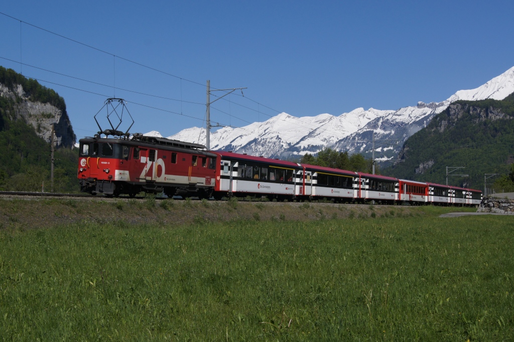 De 110 021-3 zieht am 17.5.12 den IR 2215 von Brienzwiler Richtung Meiringen.