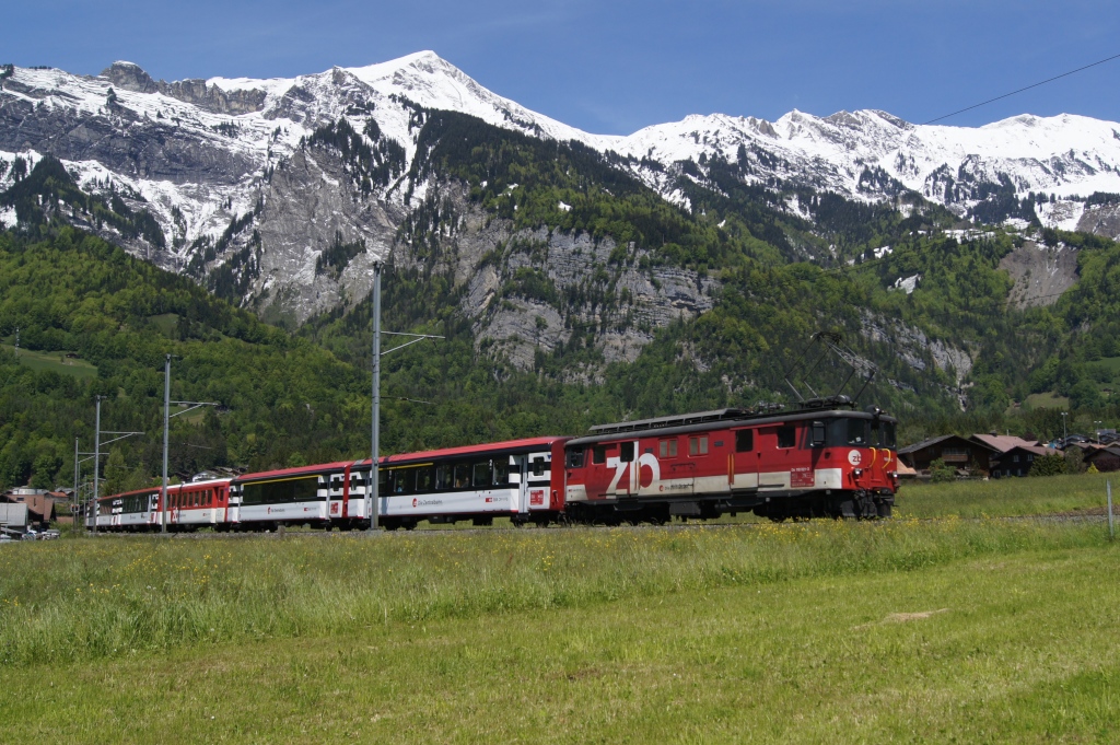 De 110 021-3 zieht am 17.5.12 den IR 2223 von Brienz Richtung Brienzwiler.